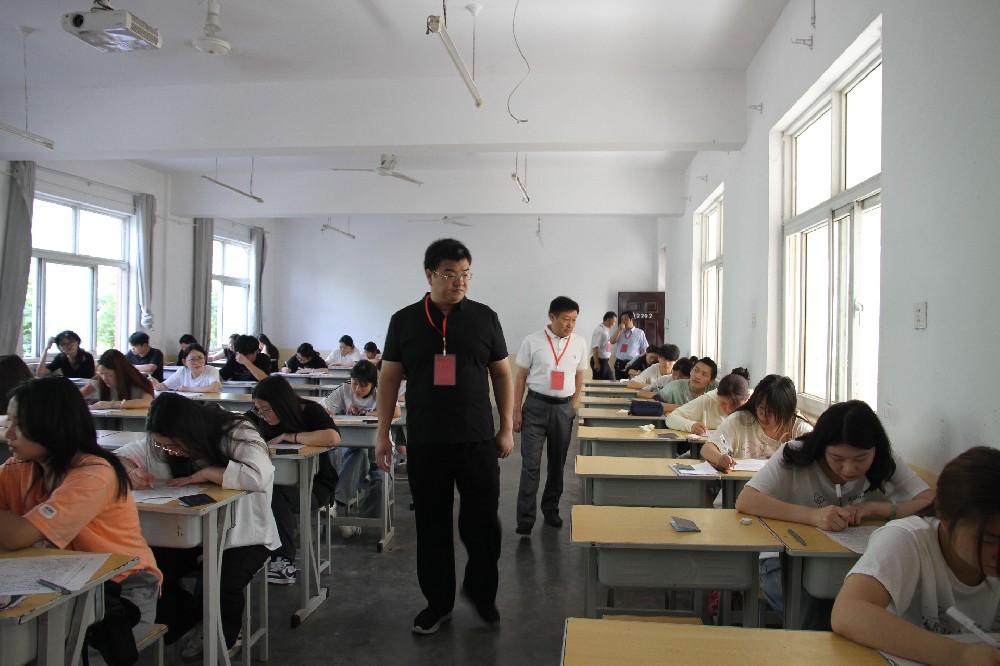 校領(lǐng)導(dǎo)開展期末考場巡查工作